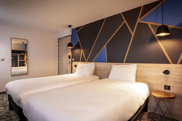 Room 10 of 42