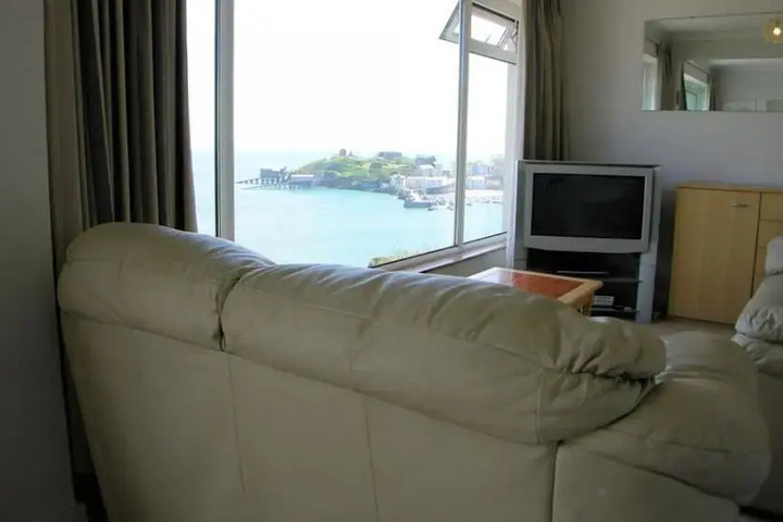 Room 4 of 9