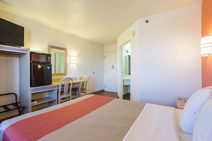 1 King Bed (6 of 7)