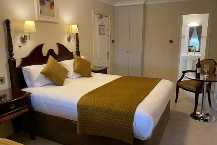 Room 8 of 33