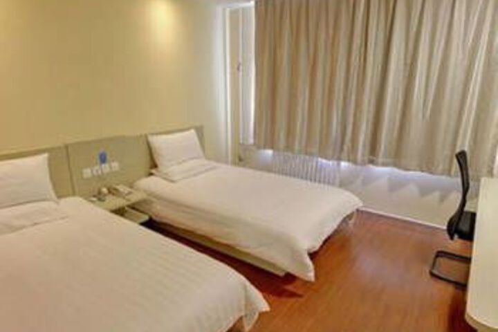 Room 12 of 18