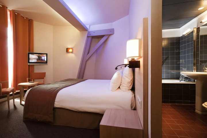 Room 4 of 8