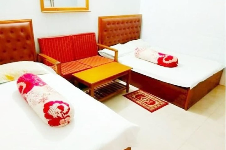 Room 5 of 11