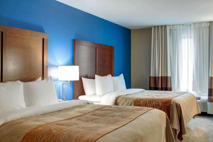 2 Queen Beds (2 of 9)