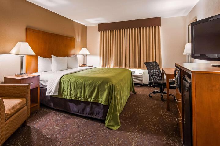 1 Queen Bed (4 of 12)