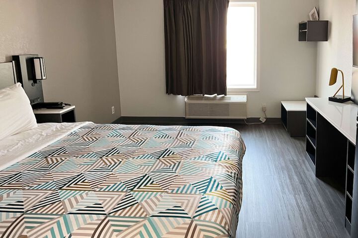 1 Queen Bed Kitchen (9 of 30)