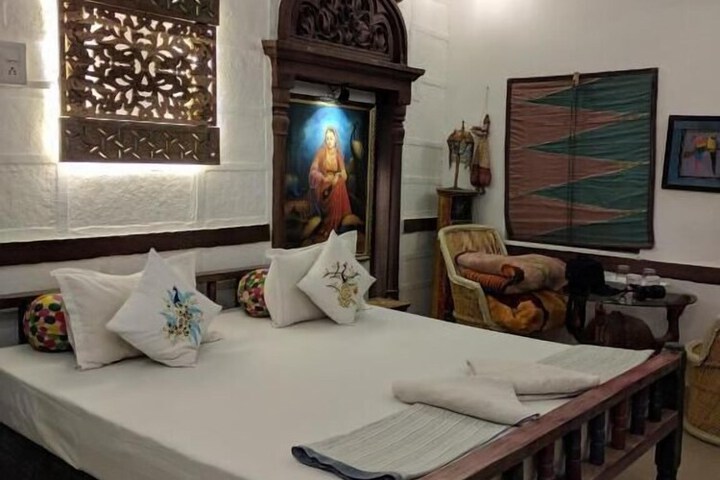 Room 3 of 90
