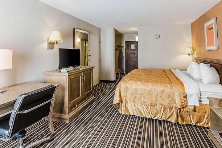 1 King Bed (5 of 7)
