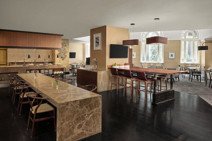 Lounge 93 of 124