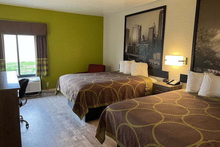 2 Queen Beds (1 of 8)