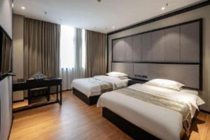 Room 4 of 6