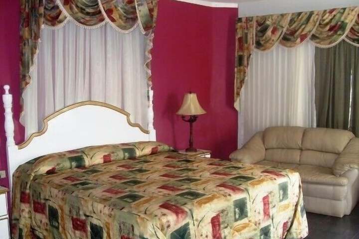 Room 8 of 33
