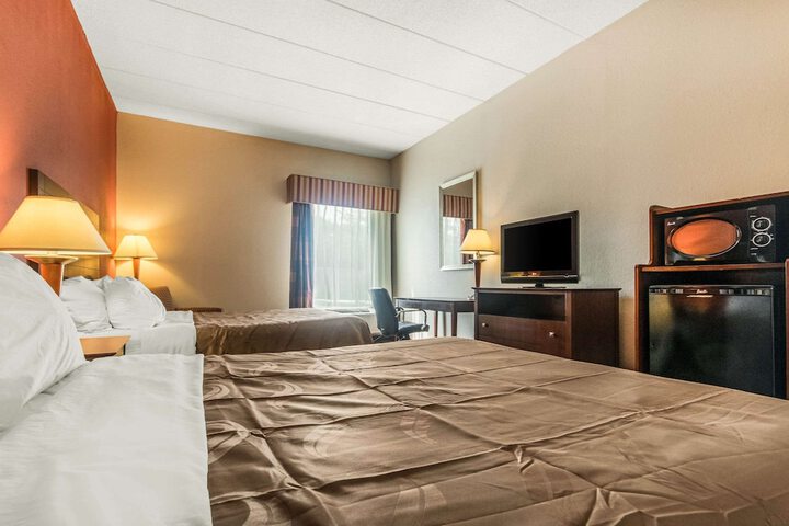 2 Queen Beds (1 of 6)