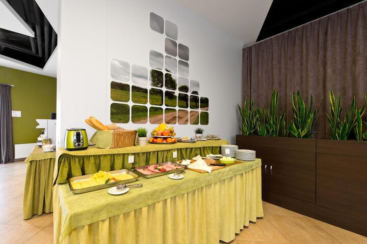 Dining 32 of 46