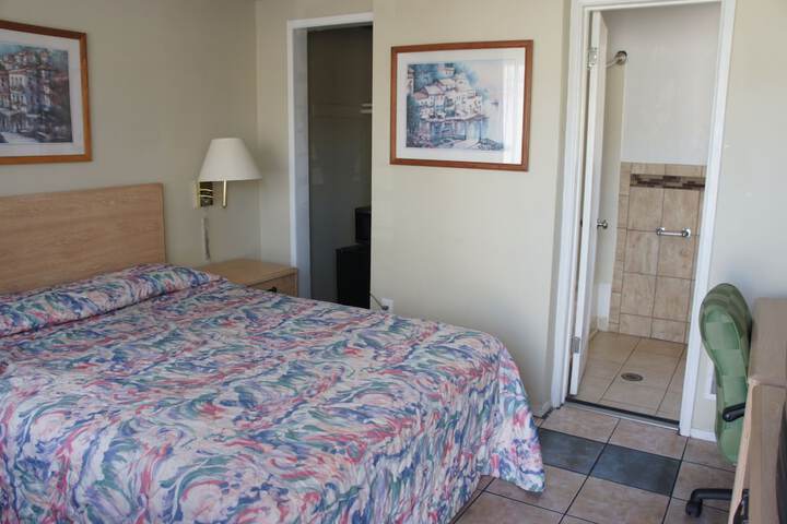1 Queen Bed (8 of 8)