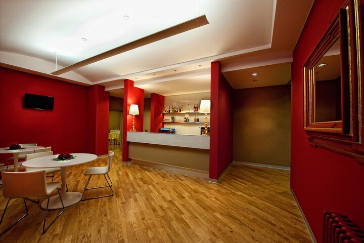 Lounge 18 of 34