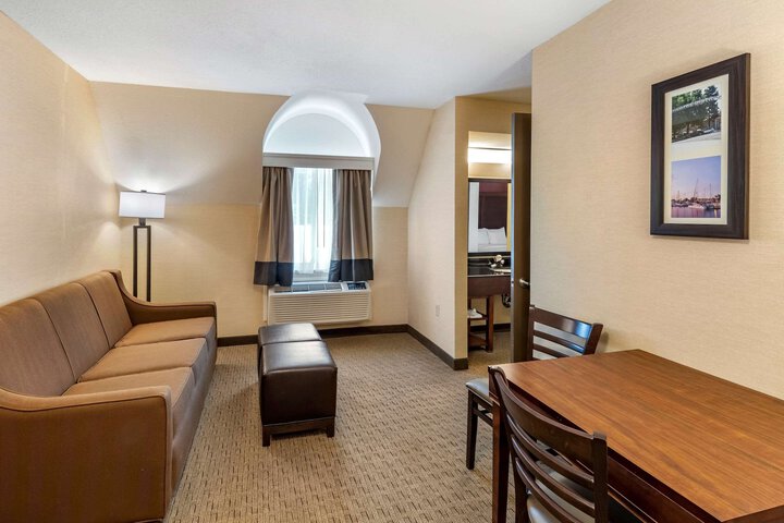 Hotel Suite Photo