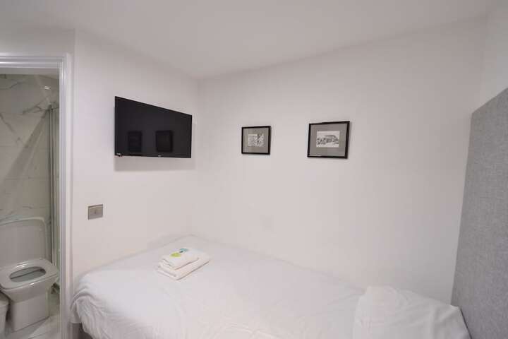 Room 152 of 371