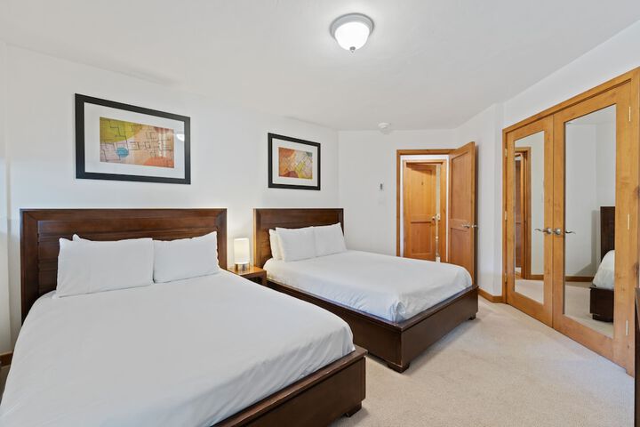 Room 21 of 215