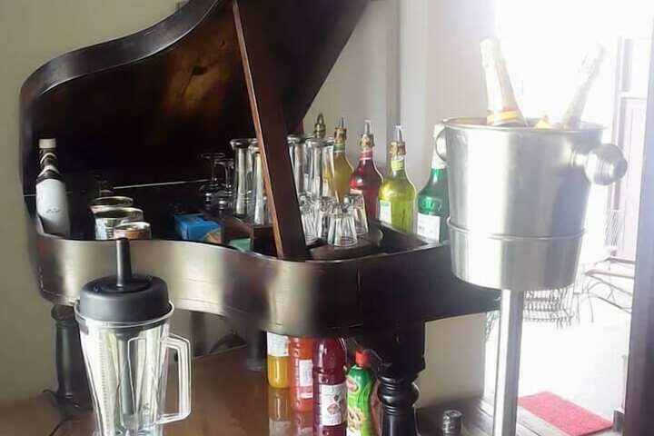 Lounge 32 of 61