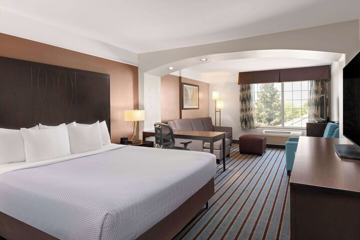 1 King Bed (2 of 9)