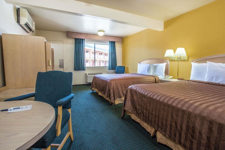 1 Queen Bed (2 of 12)