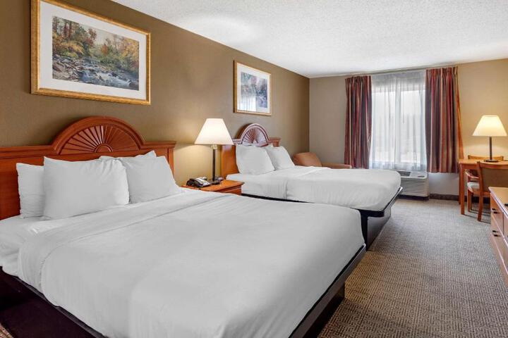 2 Queen Beds (7 of 9)