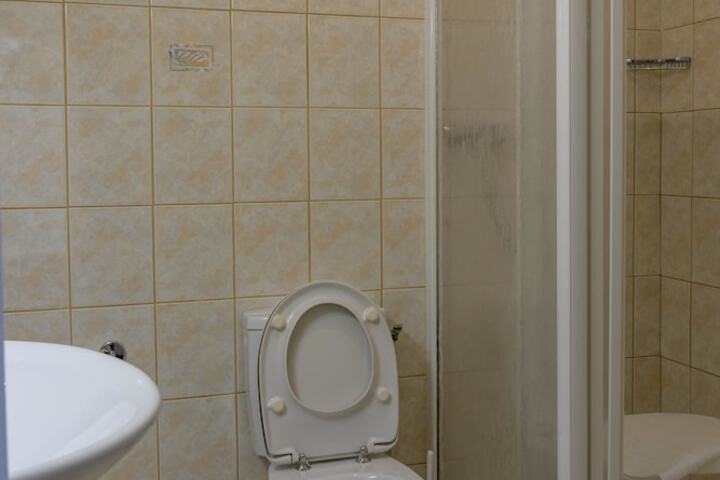 Room 4 of 25