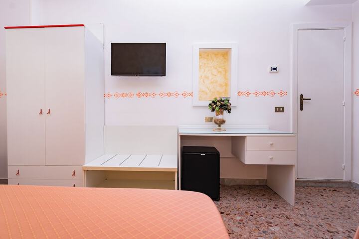 Room 25 of 99