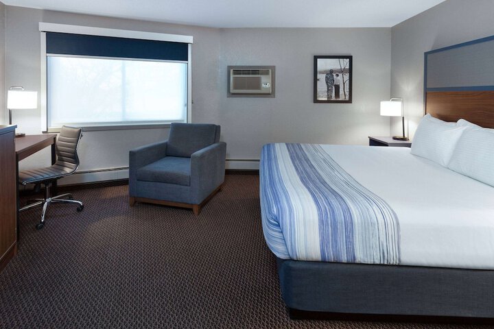 1 King Bed (2 of 9)