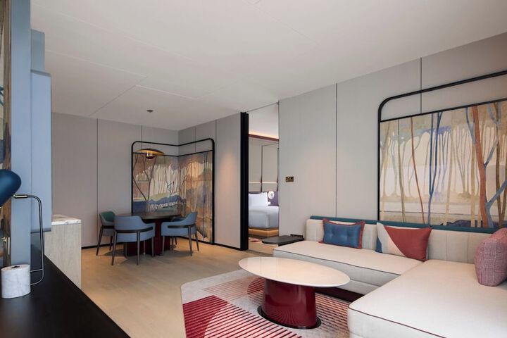 Room 32 of 65