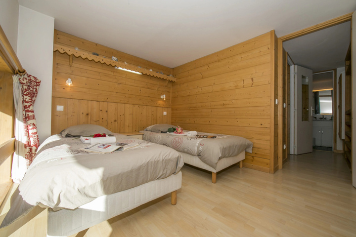 Room 4 of 10