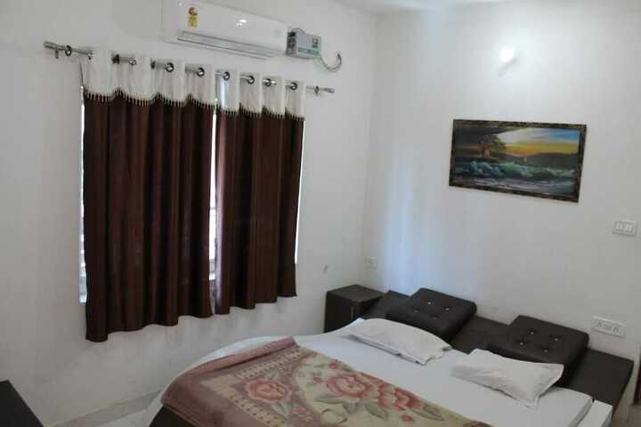 Room 25 of 43