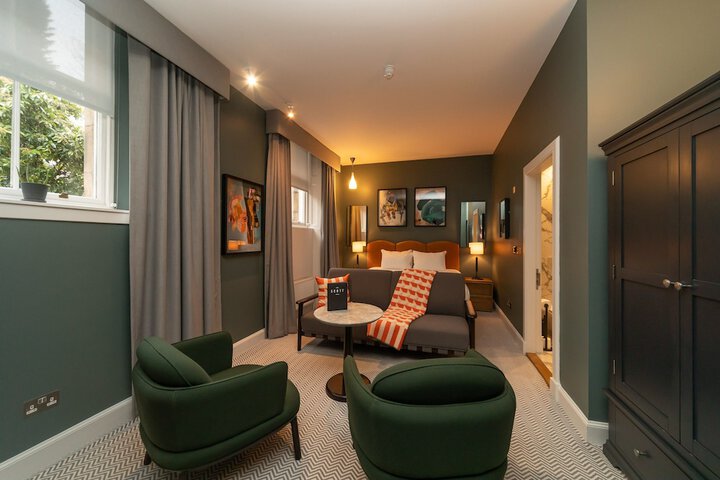 Room 33 of 83