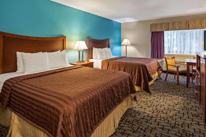 2 Queen Accessible Bathtub Microwave, Refrigerator WiFi Continental Breakfast (13 of 21)