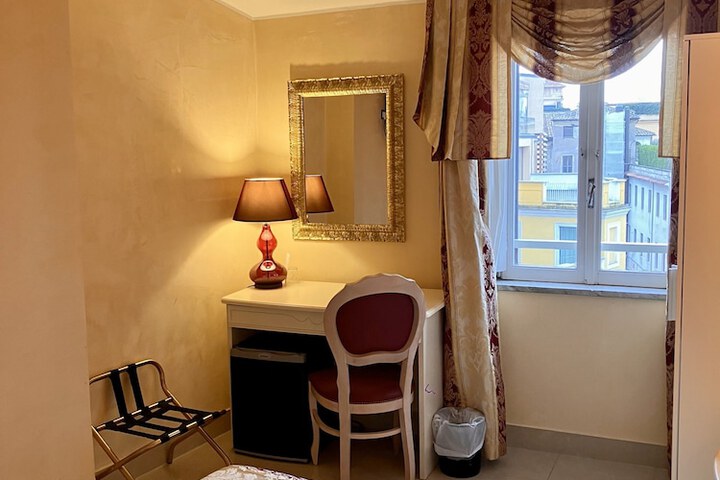 Room 33 of 46