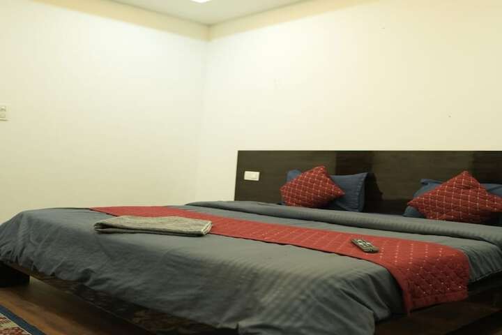 Room 6 of 16