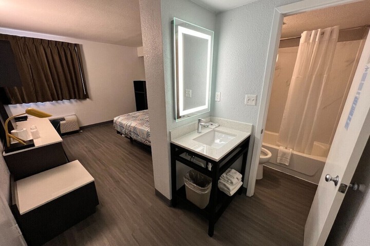 1 Queen Bed (8 of 19)