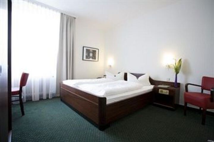 Room 9 of 11