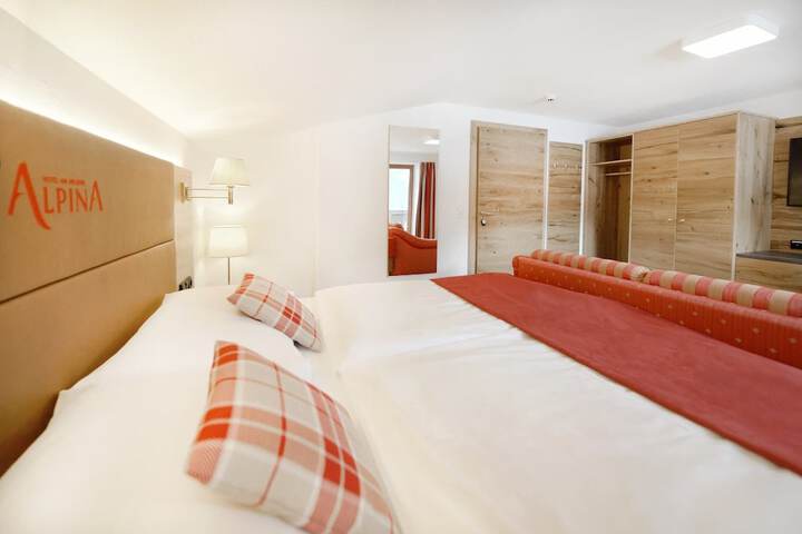 Room 4 of 76