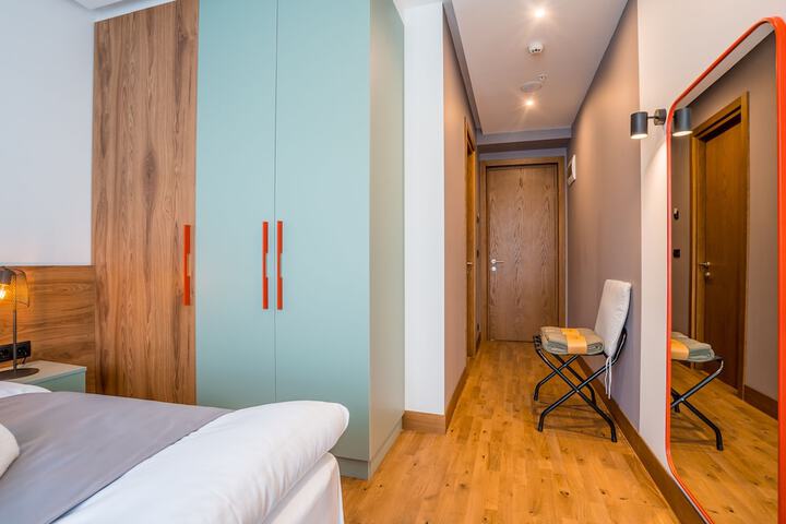 Room 42 of 147