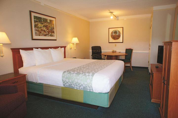 Standard Room, King or Two Doubles (4 of 7)