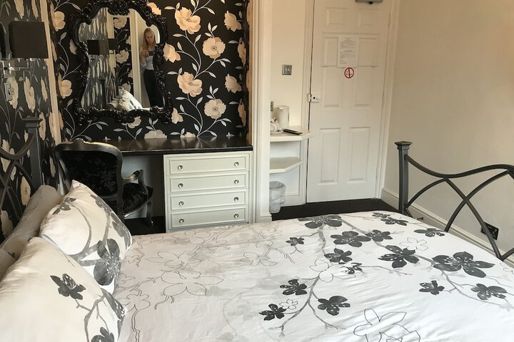 Room 6 of 38