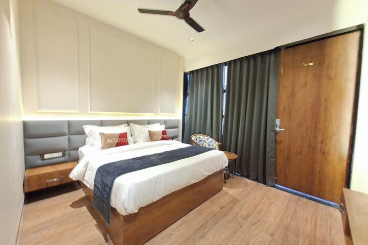 Room 6 of 12