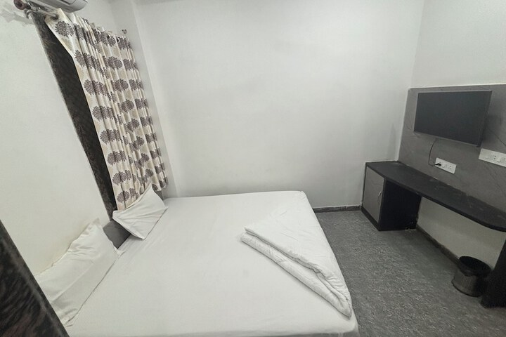 Room 13 of 63