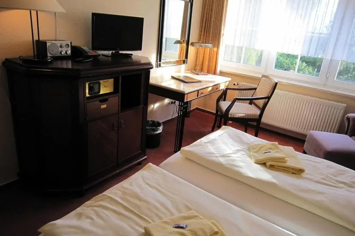 Room 4 of 16