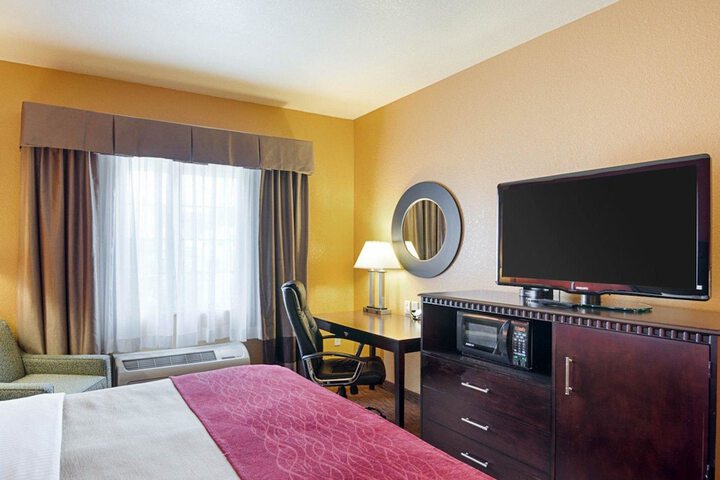 Suite King Bed Accessible (6 of 7)