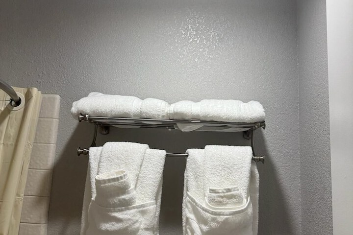 1 Queen Bed (7 of 12)