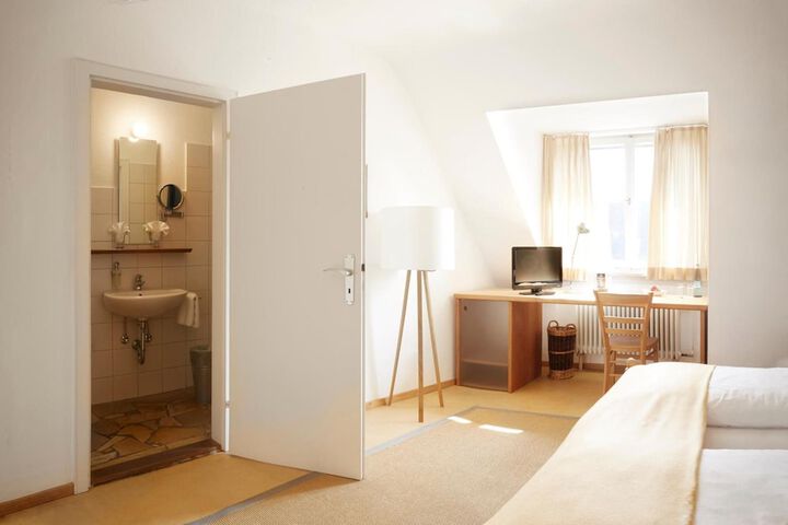 Room 12 of 108