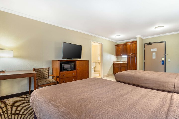 2 Double Beds Microwave and Refrigerator WiFi Full Breakfast (6 of 13)